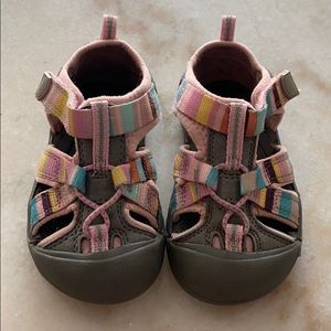 Keen girls hiking shoes